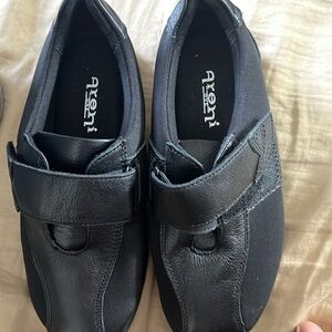 Areni-1 Women’s Velcro Shoes Black size 6